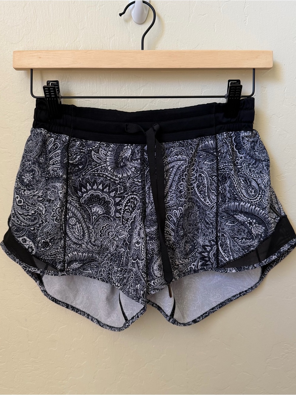 Lululemon hotty hot Women's Black Paisley Drawstring Shorts SZ 4